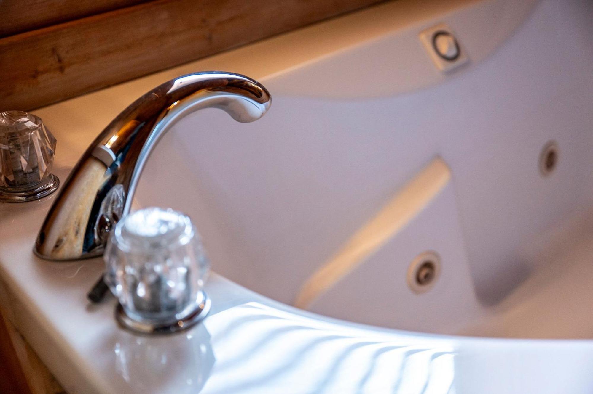 Bearfoot Pines - True Log Cabin - Wi-Fi, Hot Tub, Fishing, Deck With Views! - Mins To Pf Севьервилл Экстерьер фото