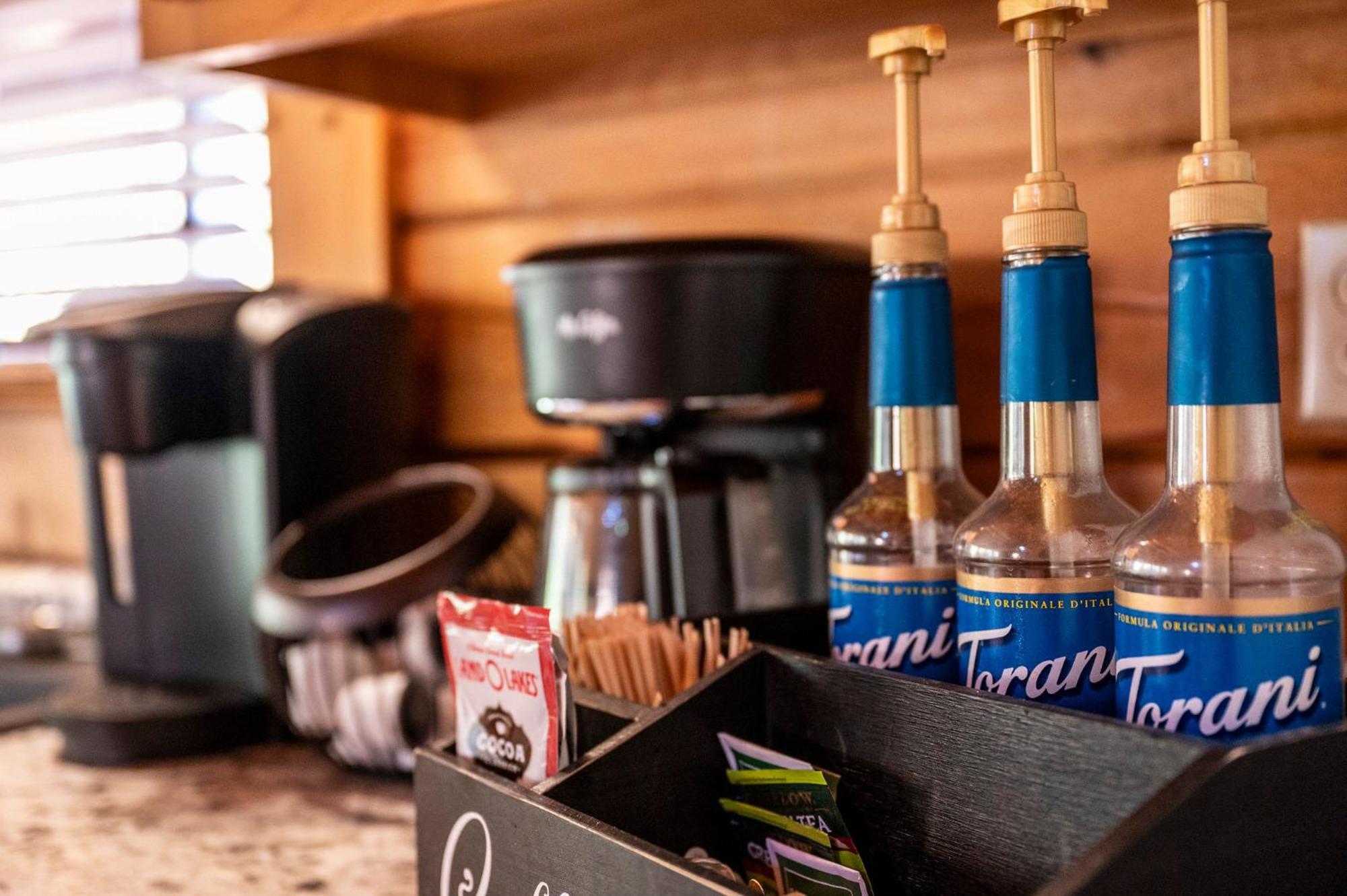 Bearfoot Pines - True Log Cabin - Wi-Fi, Hot Tub, Fishing, Deck With Views! - Mins To Pf Севьервилл Экстерьер фото