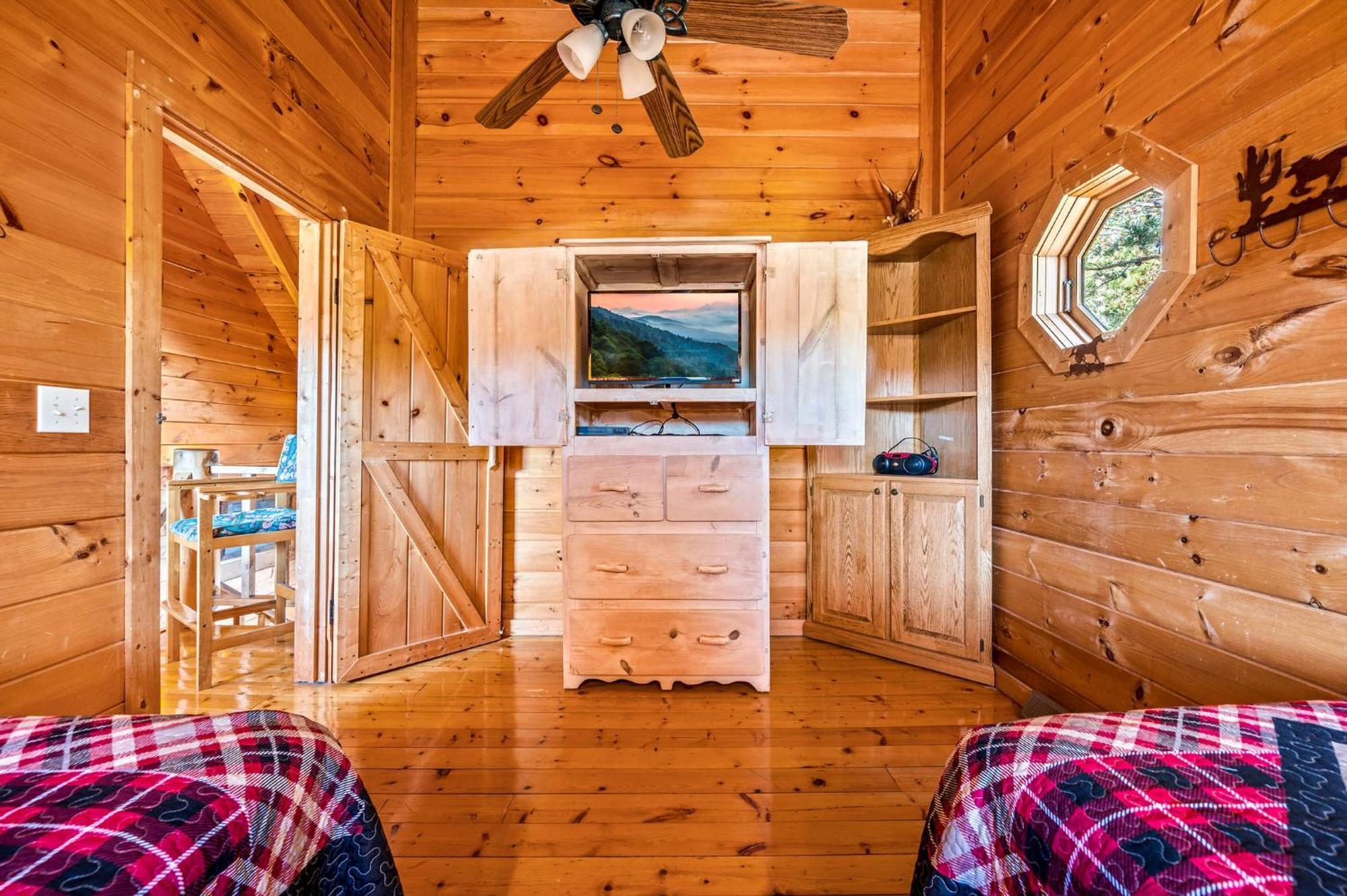 Bearfoot Pines - True Log Cabin - Wi-Fi, Hot Tub, Fishing, Deck With Views! - Mins To Pf Севьервилл Экстерьер фото