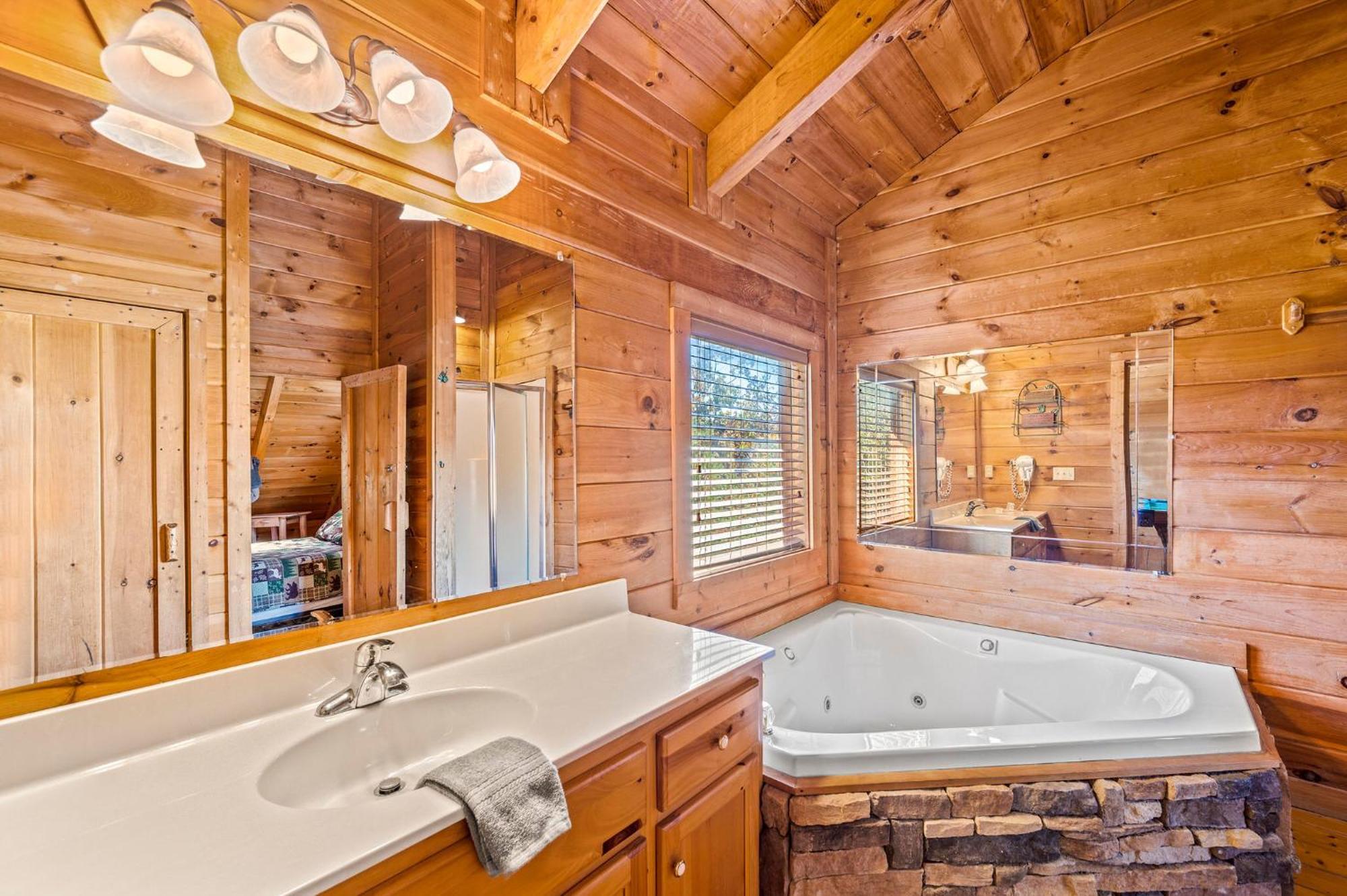 Bearfoot Pines - True Log Cabin - Wi-Fi, Hot Tub, Fishing, Deck With Views! - Mins To Pf Севьервилл Экстерьер фото
